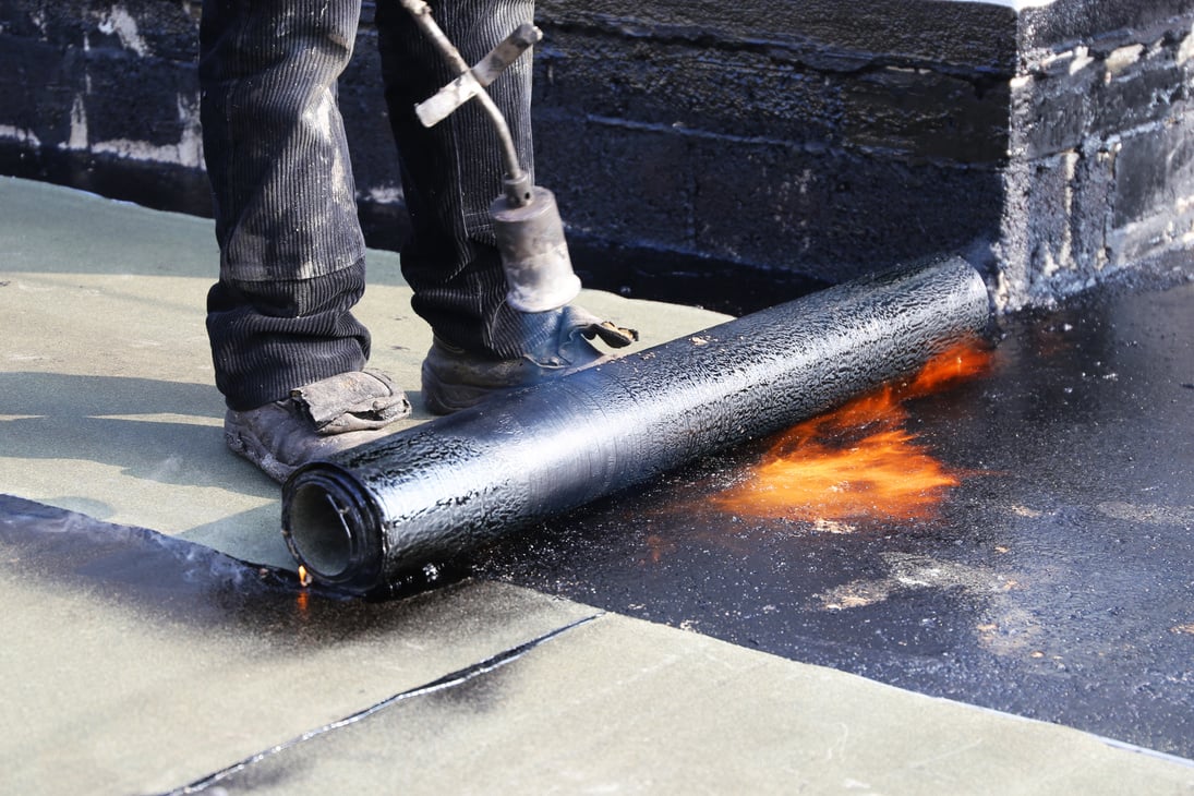 Waterproofing flat roof with bitumen sealing membranes