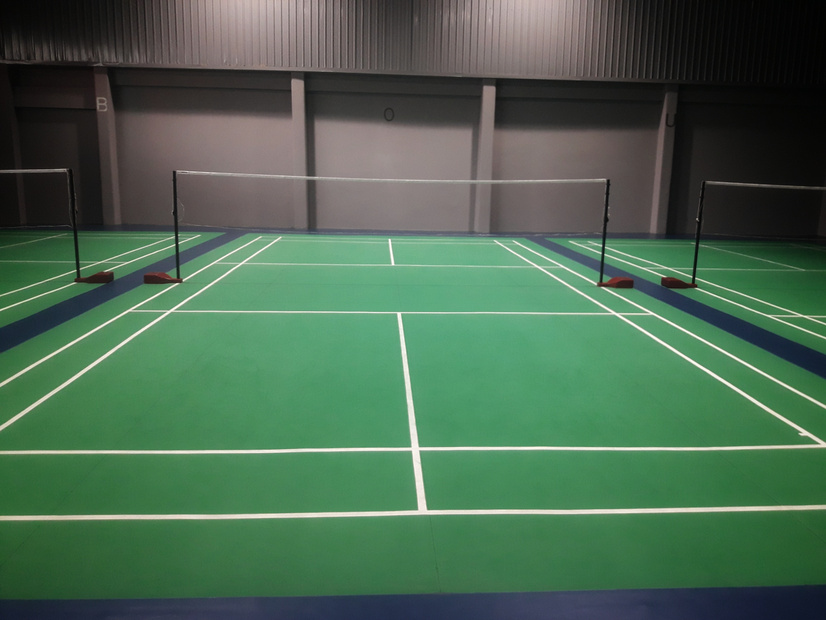 line on green badminton court.